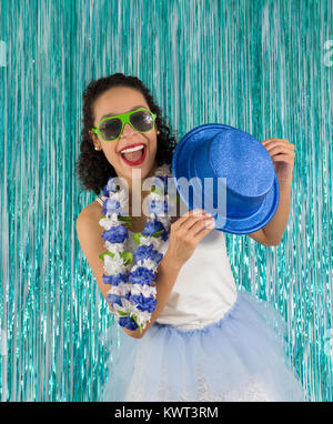 Jolie femme noire est de danser et s'amuser. Brésilien est heureux pour le bal le carnaval parti : Lunettes de soleil vert, collier hawaïen, tutu jupe de b Banque D'Images