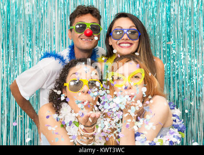 Groupe ethnique de plusieurs amis brésiliens. Fêtards costumés sont heureux et célébrer le carnaval avec beaucoup de célébration. Belle femme suce le con Banque D'Images