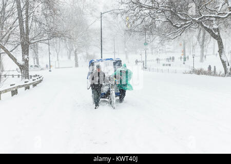 New York, États-Unis. 08Th Jan, 2018. Hommes poussent rickshaw vélo durant une tempête d'hiver à New York le 4 janvier 2018. Une bombe a frappé le cyclone d'hiver géant la côte Est des Etats-Unis, jeudi, avec le froid, le vent et la neige lourde Crédit : Lev Radin/Pacific Press/Alamy Live News Banque D'Images