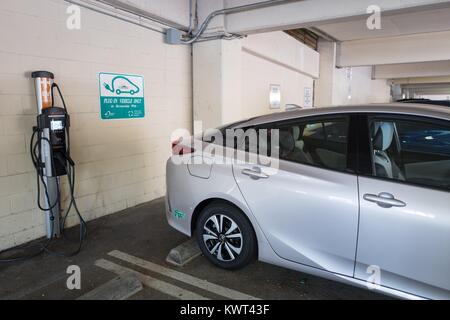 La Toyota Prius hybride plug in automobile est branché et de charge à une station de charge du véhicule électrique dans un garage municipal à Concord, Californie, le 8 septembre 2017. Banque D'Images