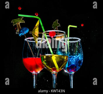 Des boissons colorées à la chute des cerises Banque D'Images