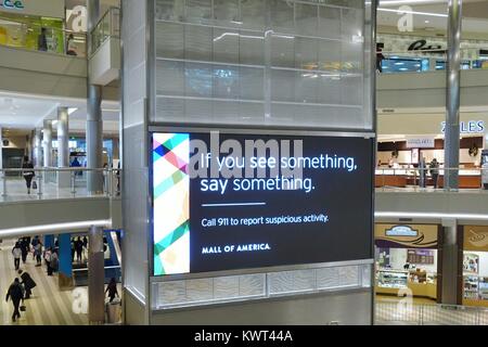 Un grand panneau concernant les activités suspectes au Mall of America de Minneapolis, Minnesota, USA. Banque D'Images