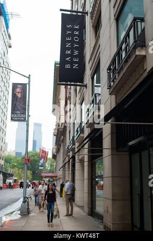 Les gens passent devant la façade de l'Barneys New York department store sur 60e rue à Madison Avenue, à Manhattan, New York City, New York, le 14 septembre 2017. Banque D'Images