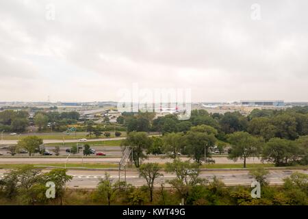 Vue aérienne de l'Aéroport International John F Kennedy (JFK), Queens, New York avec le Belt Parkway visible dans l'avant-plan, le 14 septembre 2017. Banque D'Images