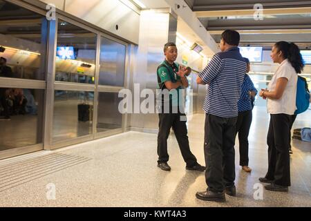 Une famille attend la fin de l'Airtrain entre les bornes à l'Aéroport International John F Kennedy (JFK), Queens, New York, le 13 septembre 2017. Banque D'Images