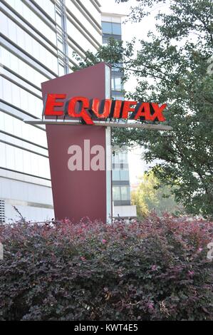 Signer avec le logo et une partie du bâtiment principal sont visibles au siège de bureau de crédit Equifax au centre-ville d'Atlanta, Géorgie, le 20 septembre 2017. En septembre 2017, une violation de données à l'exposé d'Equifax informations personnelles de milliers de clients. Banque D'Images