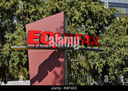 Signer avec le logo et une partie du bâtiment principal sont visibles au siège de bureau de crédit Equifax au centre-ville d'Atlanta, Géorgie, le 20 septembre 2017. En septembre 2017, une violation de données à l'exposé d'Equifax informations personnelles de milliers de clients. Banque D'Images