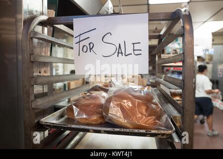 Pain Challah pour le peuple juif de grandes fêtes de Rosh Hashanah (le Nouvel An) à un compteur spécial avec un écriteau "à vendre" à Izzy's bagels de Brooklyn, un deli boulangerie casher juive et dans la Silicon Valley ville de Palo Alto, Californie, le 20 septembre 2017. Dans la religion juive, le round challah représente le cycle de l'année. Banque D'Images