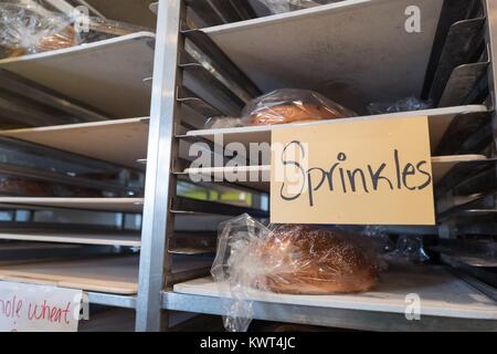 Pain Challah pour le peuple juif de grandes fêtes de Rosh Hashanah (le Nouvel An), avec un signe identifiant le pain comme étant décoré de Sprinkles, Izzy's bagels à Brooklyn, un deli boulangerie casher juive et dans la Silicon Valley ville de Palo Alto, Californie, le 20 septembre 2017. Dans la religion juive, le round challah représente le cycle de l'année. Banque D'Images