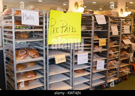 Pain challah holding bacs pour le peuple juif de grandes fêtes de Rosh Hashanah (le Nouvel An) avec un panneau 'Prepaid' à Izzy's bagels de Brooklyn, un deli boulangerie casher juive et dans la Silicon Valley ville de Palo Alto, Californie, le 20 septembre 2017. Dans la religion juive, le round challah représente le cycle de l'année, et de nombreux Juifs commander leur challah pour les vacances bien à l'avance. Banque D'Images