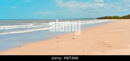 Une plage déserte tropicale à distance, Balgal Beach, Queensland, Australie Banque D'Images