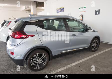 Vis de Chevrolet de véhicules électriques, initialement publié en 2017, la charge à une station de recharge EV à San Francisco, Californie, le 29 septembre 2017. () Banque D'Images