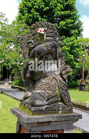 Statue gardant les Paduraksa, la principale porte du Saint saint Temple de Pura Taman Ayun, le temple royal de Mengwi, Badung, Bali, Indonésie. Banque D'Images