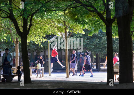 Match de basket-ball dans le jardin du Luxembourg, Paris, France Banque D'Images