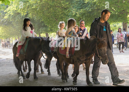 France, Paris, Jardin du Luxembourg, tour de poney Banque D'Images