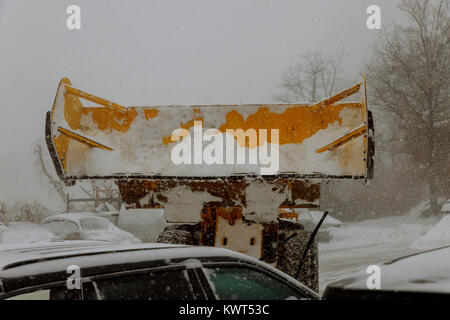 Nettoyage du tracteur les rues de grandes quantités de neige en ville après des chutes de neige. Winter time concept. Banque D'Images