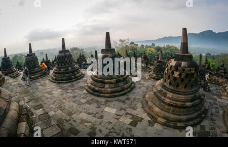 Java, Indonésie - Apr 15, 2016. Les gens visiter Borobudur Temple au lever du soleil dans l'île de Java, Indonésie. Borobudur est l'un des vrais grands monu ancienne Banque D'Images