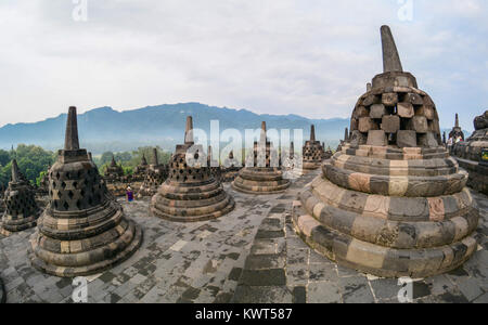 Java, Indonésie - Apr 15, 2016. Les gens visiter Borobudur Temple à tôt le matin à l'île de Java, Indonésie. Borobudur est l'un des vraiment grand monde ancien Banque D'Images