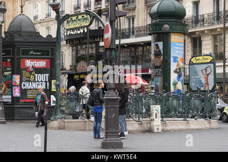En dehors de la station de métro à la Place de Clichy, Paris, France Banque D'Images