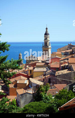 Les bâtiments et l'église Saint-Michel à Menton, France Banque D'Images