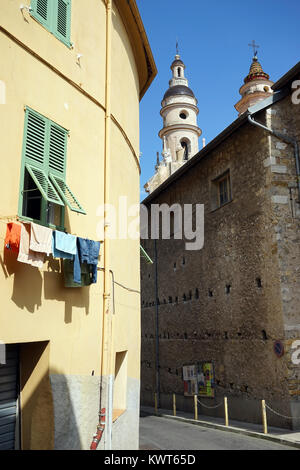 Rue et église Saint-Michel à Menton, France Banque D'Images