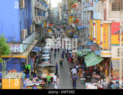 Yangon, Myanmar - Jan 14, 2015. Magasins célèbres dans le marché Bogyoke à Yangon, Myanmar. Marché Bogyoke a été construit en 1926 et était auparavant connu sous le nom de Scott Ma Banque D'Images