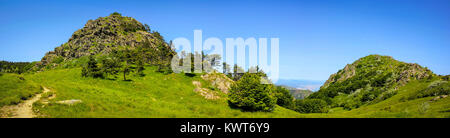 Paysage alpin panorama et ville de Gênes dans l'arrière-plan dans le géoparc National Beigua, ligurie, italie Banque D'Images