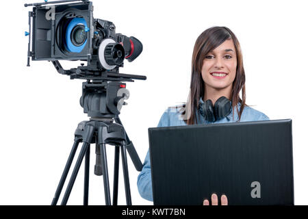 Une jeune femme avec un ordinateur portable de travail de l'éditeur vidéo Banque D'Images