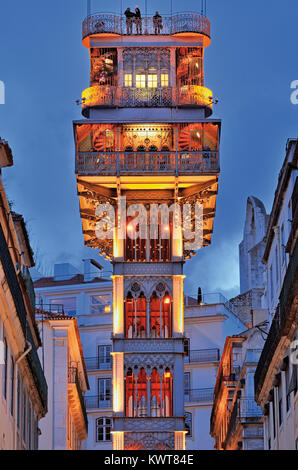 Détail de Lisbonne dans le quartier historique de Santa Justa par nuit Banque D'Images