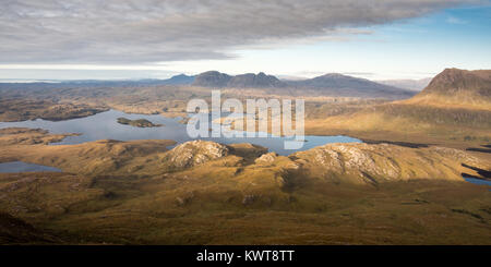 Le caractère distinctif du paysage glaciaire d'Inverpolly en forêt, l'Assynt dans les Highlands d'Écosse, avec Suilven passant de la montagne entre un complexe de l Banque D'Images