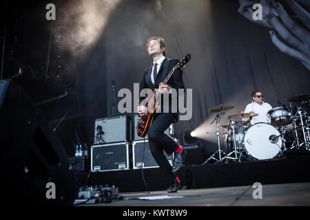 Le groupe de rock américain Interpol effectue un concert live au Danish Music Festival 2015 Northside à Aarhus. Ici le guitariste Daniel Kessler est représenté sur scène avec le batteur Sam Fogarino derrière son kit de batterie. Le Danemark, 14/06 2015. Banque D'Images