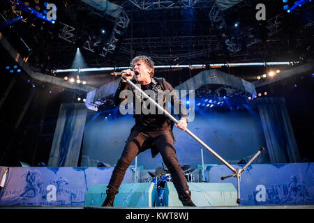 Le groupe de heavy metal anglais Iron Maiden effectue un concert live au festival de heavy metal scandinave Copenhell à Copenhague. Ici leader, chanteur et musicien Bruce Dickinson est représenté sur scène. Danemark 11/06 2014. Banque D'Images