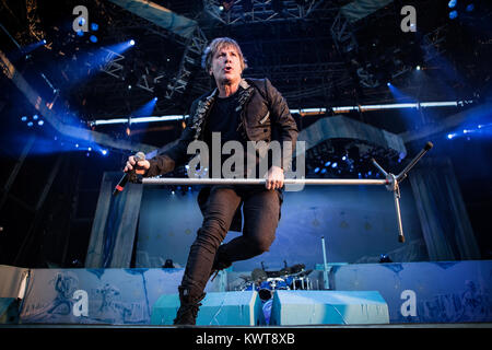 Le groupe de heavy metal anglais Iron Maiden effectue un concert live au festival de heavy metal scandinave Copenhell à Copenhague. Ici leader, chanteur et musicien Bruce Dickinson est représenté sur scène. Danemark 11/06 2014. Banque D'Images