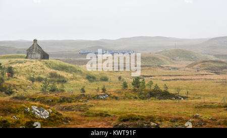 Une voiture de 2 passagers Scotrail train passe les ruines de Lubnaclach Cottage à proximité de Corrour dans le paysage sauvage de Rannoch Moor dans les hautes terres de Scotlan Banque D'Images