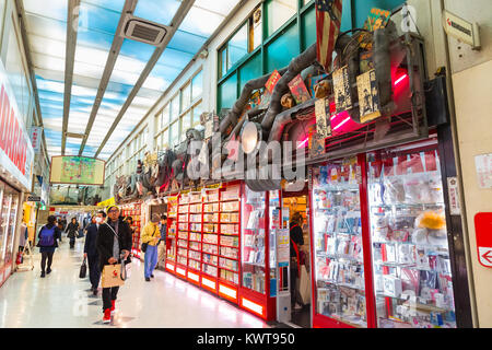 TOKYO, JAPON - 26 NOVEMBRE 2015 : Nakano Broadway est un complexe commercial à Tokyo, célèbre pour ses nombreuses boutiques d'anime items et idole des marchandises, inlcud Banque D'Images