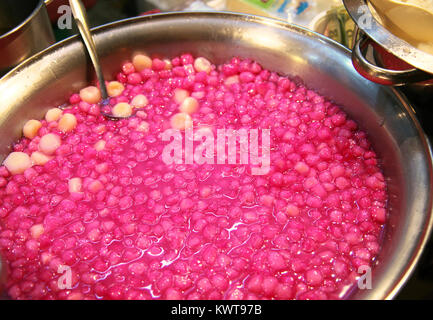 Boules de riz au lait de coco sucré, qui est un dessert Thaï appelée Bua Loy, Bangkok, Thaïlande. Banque D'Images