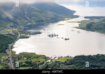 S'élèvent des rives du Loch Leven Loch de mer dans l'ouest des Highlands d'Écosse, vu depuis le sommet du PAP de Glencoe. Banque D'Images