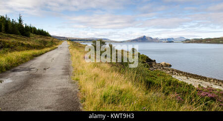 Une seule piste country lane, anciennement l'itinéraire de l'A82, la route suit le bord de falaises de l'île de Skye, avec le bruit de la mer et de Raasay Banque D'Images