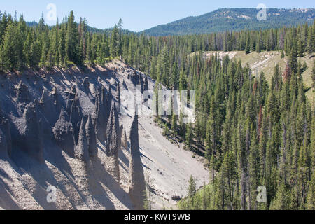 Les sommets de Crater Lake National Park. Les fossiles sont de grandes aiguilles fumerolles. Banque D'Images