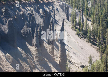 Les sommets de Crater Lake National Park. Les fossiles sont de grandes aiguilles fumerolles. Banque D'Images