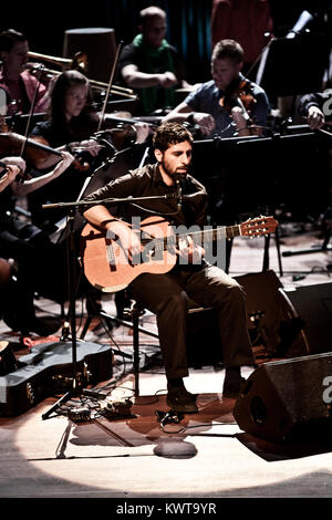 Le musicien suédois et l'auteur-compositeur José Gonzáles photographié sur scène au concert au Koncerthuset à Copenhague. Danemark 26/03 2011. Banque D'Images