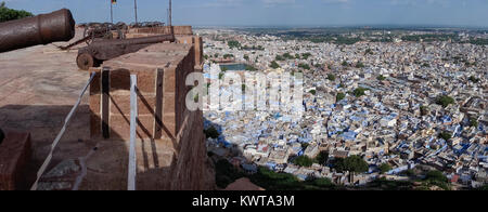 Cityscape Panorama view de Jodhpur (la ville bleue) de cannon Meherangarh Fort bordée d. Banque D'Images