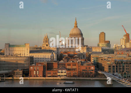 Londres, Angleterre - le 18 décembre 2017 , voir à travers la vitre de la galerie Tate Modern à la Cathédrale Saint Paul Banque D'Images