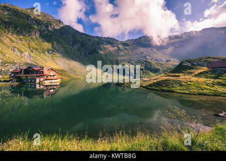 Beau lac Balea volcanique en haute altitude, dans les montagnes de Fagaras, Roumanie Banque D'Images