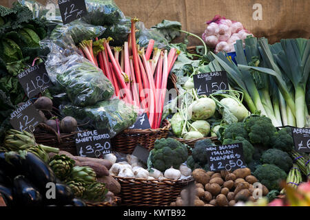 Londres, Angleterre - le 18 décembre 2017 , les différents types de légumes sur le Borough Market à Londres Banque D'Images