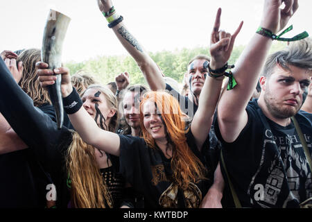 Heavy metal fans enthousiastes deviennent fous à Copenhell heavy metal festival à Copenhague. Ici ils foule surfez tout en montrant le "signe" du diable lors d'un concert. Danemark 12/06 2014. Banque D'Images