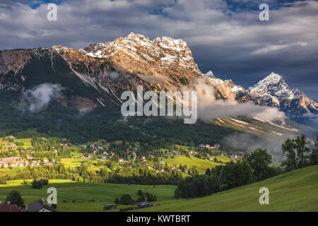 Monte Antelao (3263m) au-dessus de San Vito di Cadore (près de Cortina d'Ampezzo), est la deuxième plus haute montagne d'Dolomiti, également connu comme le roi des Banque D'Images