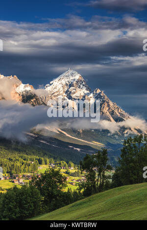 Monte Antelao (3263m) au-dessus de San Vito di Cadore (près de Cortina d'Ampezzo), est la deuxième plus haute montagne d'Dolomiti, également connu comme le roi des Banque D'Images