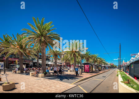 Glenelg, Australie du Sud - le 28 février 2016 : Les gens de détente à Moseley Square à Glenelg sur un jour d'été lumineux vue vers la ligne de tram Banque D'Images