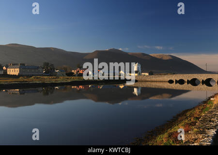 Les eaux de marée calme village avec réflexions, blennerville, façon sauvage de l'Atlantique, Tralee, comté de Kerry, Irlande Banque D'Images